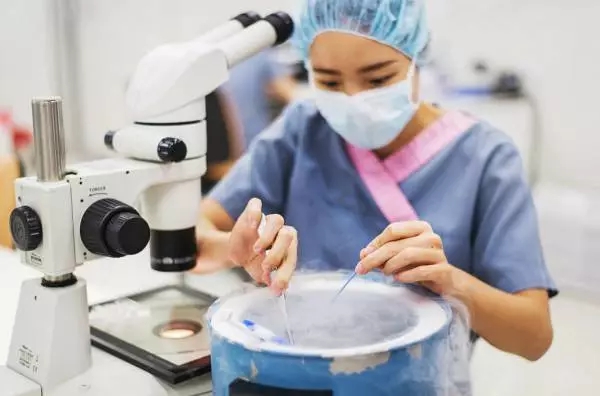 为保生育，女高管赴马来西亚冻卵